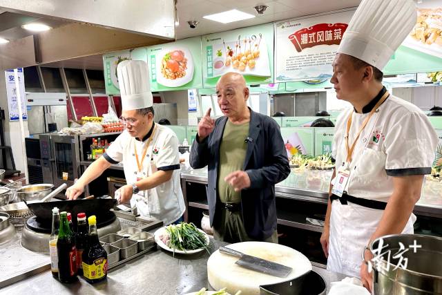 潮菜烹饪技藝非遺傳承人鐘成泉（中）現場授課。楊立軒 攝