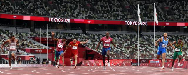 中国选手苏炳添（右四）在东京奥运会田径男子100米决赛中（2021年8月1日）。新华社发
