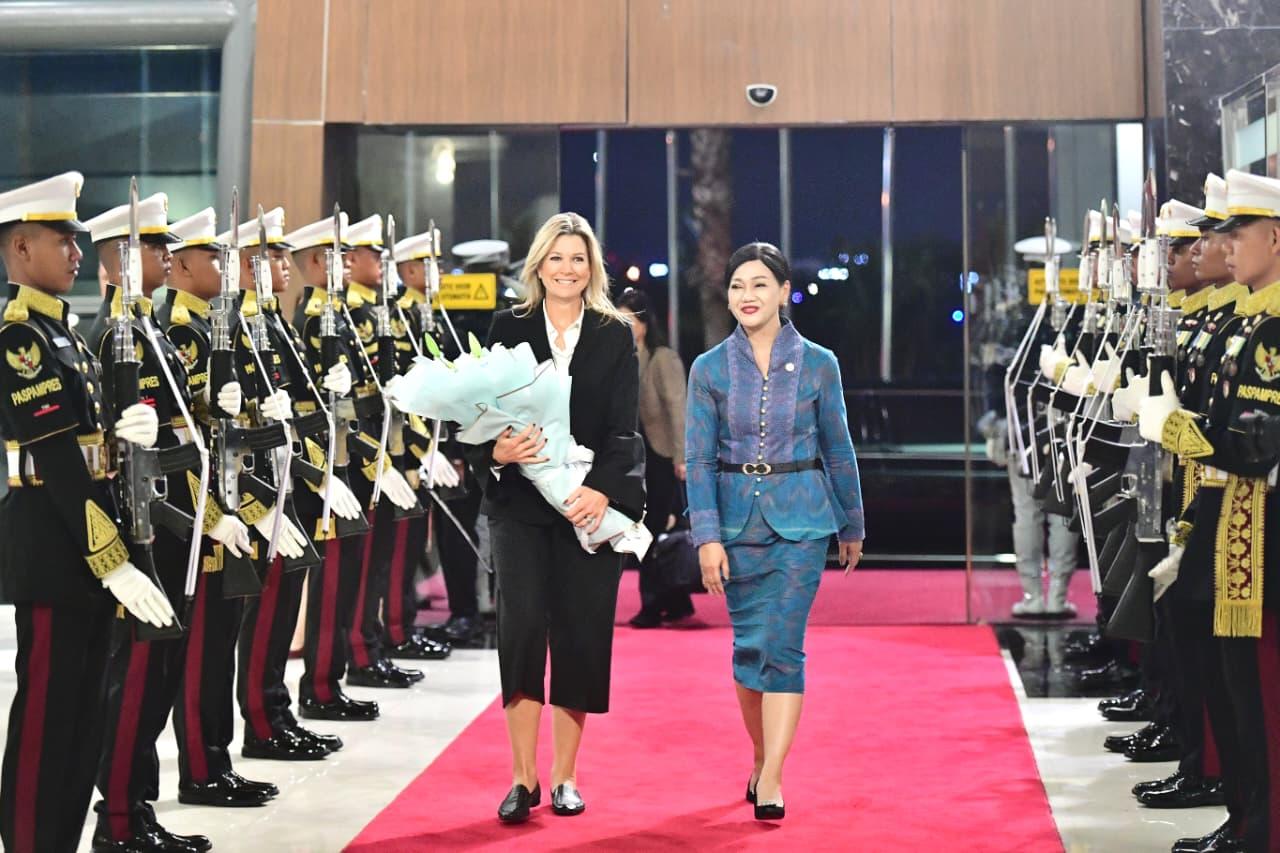 荷兰王后马克西玛抵达印尼展开工作访问 