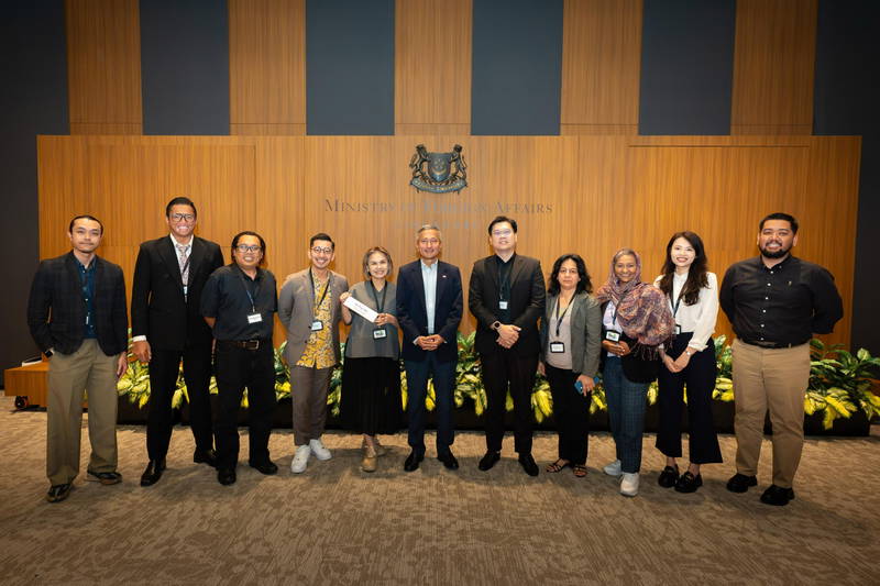 維文（左6）出席第17屆馬來西亞記者交流計劃之「爐邊談話」後，與大馬媒體合照。（照片由新加坡外交部提供）