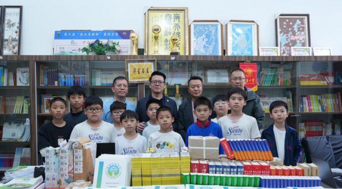 巴西华人华侨青年联合会向巴西德馨双语学校捐赠书籍 助力华文教育发展