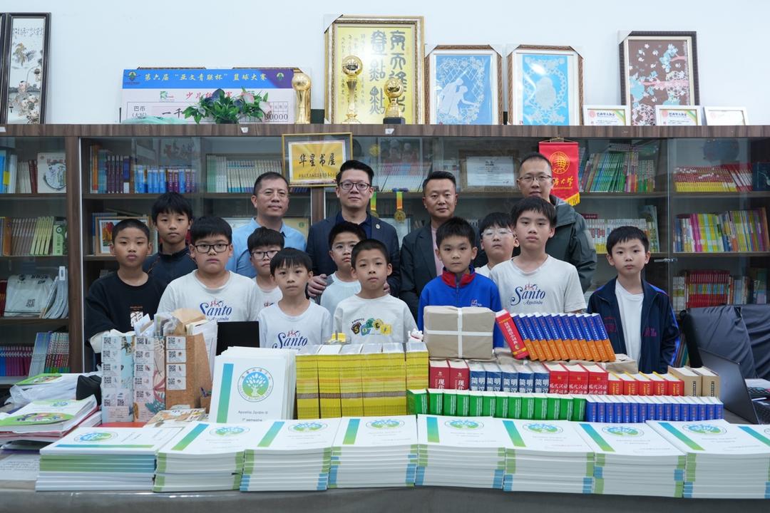 图书馆里的一群人 AI 生成的内容可能不正确。