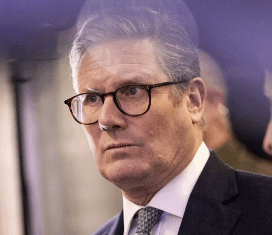 超半数英国人希望斯塔默及里夫斯辞职