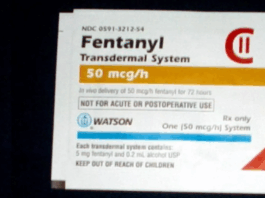 美国FBI局长访问中国讨论芬太尼问题