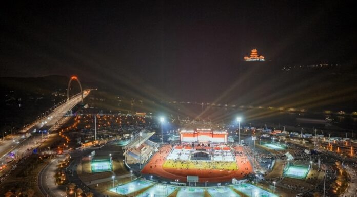 海内外广府乡亲齐聚世界广府人恳亲大会 邝美云等香港知名艺人登场主题晚会