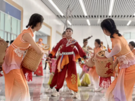 【大美广东·中印尼双语】(Bilingual Cina dan Indonesia)汕头出站口送“大礼包”迎八方来客