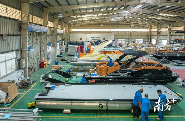 奇航生产车间内工人们正在组装船只。廖明璨 摄