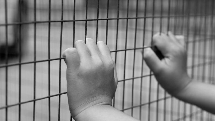 继父猥亵了茂物的幼儿两天，导致孩子骨折并导致头部漏液