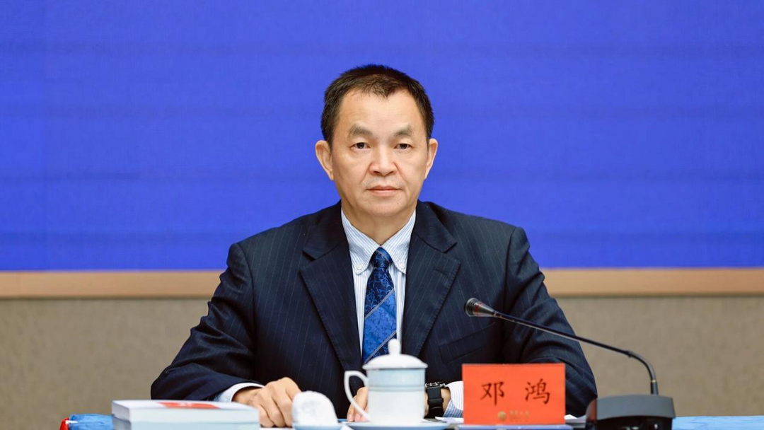 广东省人民政府新闻办公室副主任邓鸿。