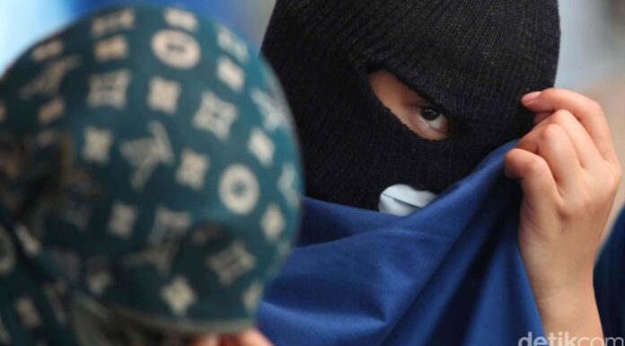 盗窃清真寺捐款箱男子在雅加达南部作案时被抓现行,遭民众控制