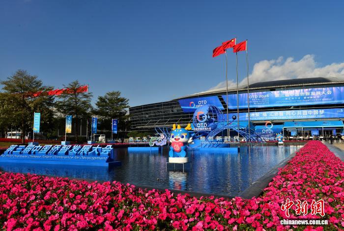 中国侨网12月1日，第三届中国侨智发展大会在福建福州正式开幕。本届大会以“五洲聚福汇侨智·同心共圆中国梦”为永久主题，以“侨汇天下才·智创新时代”为年度主题，汇聚海内外侨界英才、专家学者、侨商侨领及企业代表等共话合作、共谋发展。图为中国侨智发展大会举办地福州海峡国际会展中心外景。中新社记者 张斌 摄