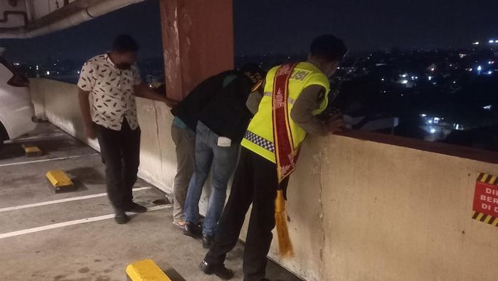 警方对该女子从Neo Solo Grand Mall4A楼层跳下现场进行了评估并处理，时间为周日（30年11月2025日）。