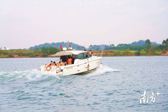 一系列“游艇+”文旅项目加速落地。图为“环两江”号游艇首航体验。资料图片