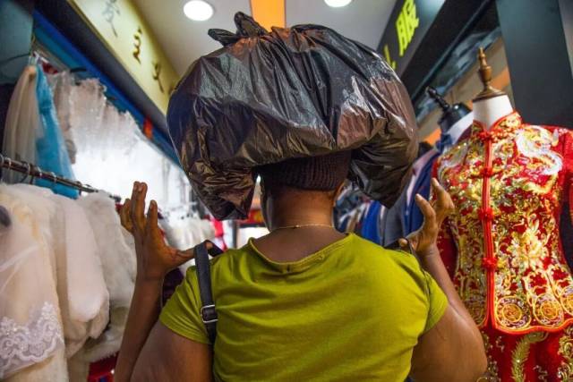 ▲广州海珠区婚纱批发市场，一位非洲买家在选购商品 图/视觉中国