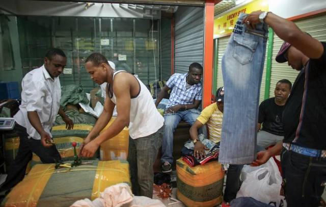 ▲广州瑶台，非洲商人在为商品打包 图/南方人物周刊记者 方迎忠