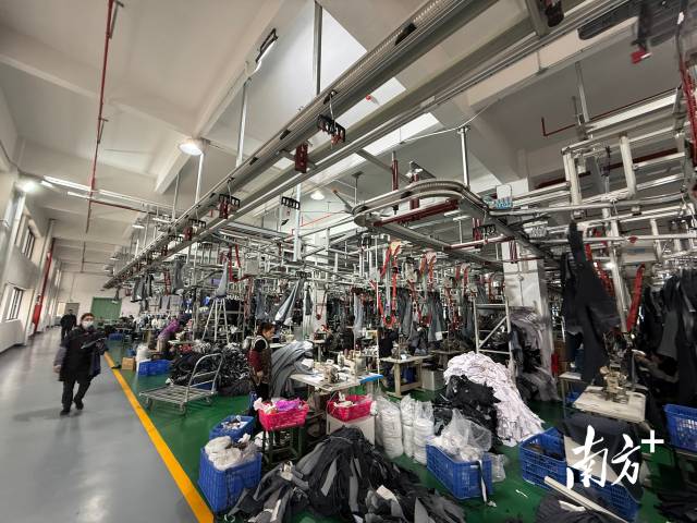 广嘉服装牛仔裤车间。