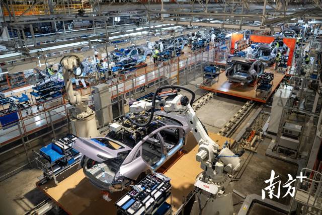 小鹏汽车肇庆工厂智能产线。
