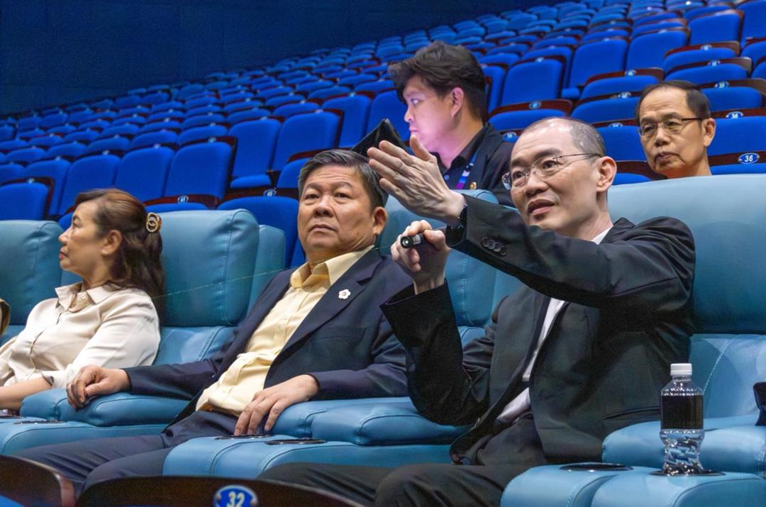 林家全(坐者前排左2起)聆聽巫光倫講解劇場舞台構造。