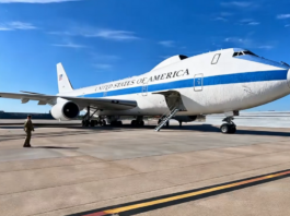 “末日飞机”降落洛杉矶 网络各种阴谋论引恐慌