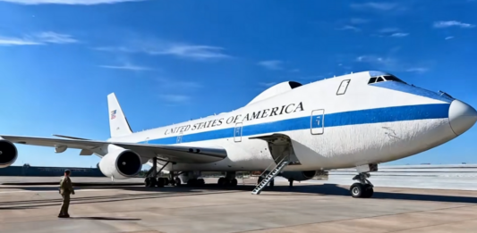 “末日飞机”降落洛杉矶 网络各种阴谋论引恐慌