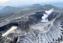 日本观光直升机坠入火山口 两台湾游客安危不明