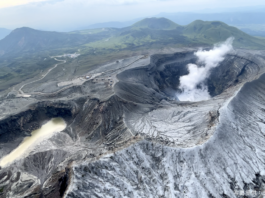 日本观光直升机坠入火山口 两台湾游客安危不明