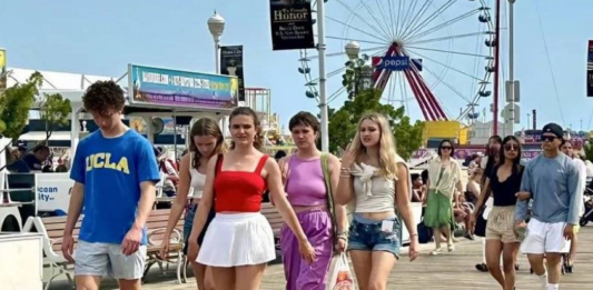 多数美国年轻人认为美国优势正让位于中国