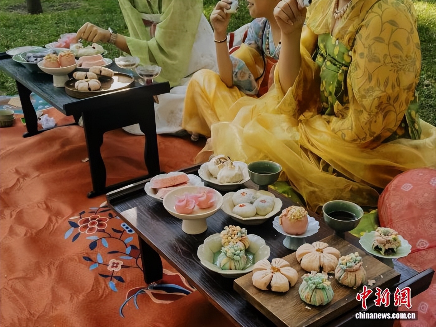 西班牙华侨青年开中式点心店:一口香酥俘获食客味蕾