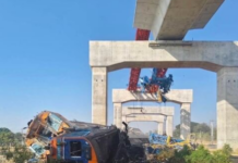 泰国高铁工地起重机倒塌砸中列车 致22死数十伤