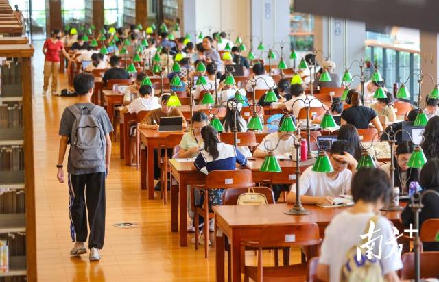 平日里，不少学生和市民走进中山纪念图书馆看书学习。南方+记者 叶志文 摄