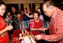 马来西亚首相三度出席隆雪华堂新春大团拜 亲身体验吹梅艺术