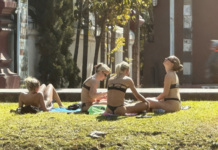 外籍女子寺庙附近比基尼日光浴引热议