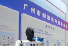 “春晚机器人”牵手德国总理之后:广东机器人产业迎来哪些生态突围与全球竞合新启示?|由来是