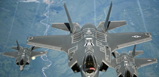 美英空军举行联合军演 模拟与中国歼-20、歼-35对战