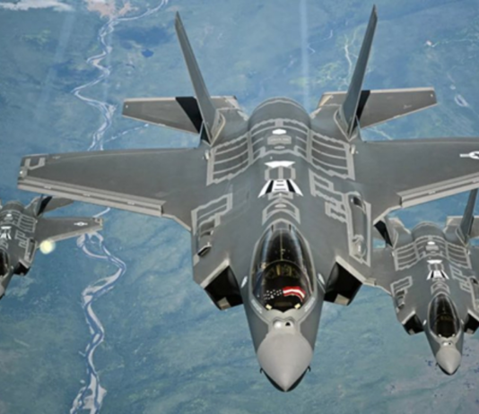 美英空军举行联合军演 模拟与中国歼-20、歼-35对战