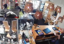 澳洲三名男子光天化日抢劫珠宝店 袭击店主后逃逸