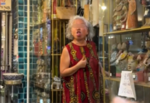 挤眉弄眼吐舌 泰国店主涉歧视中国游客