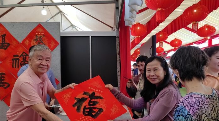 78岁华人六载写挥春 中国“福”走进柬埔寨千家万户