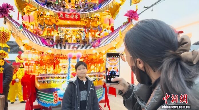 百余侨胞返乡浙江“侨岛” 划龙灯闹正月