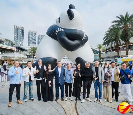 當熊貓擁抱世界:趙半狄新作亮相深圳蛇口