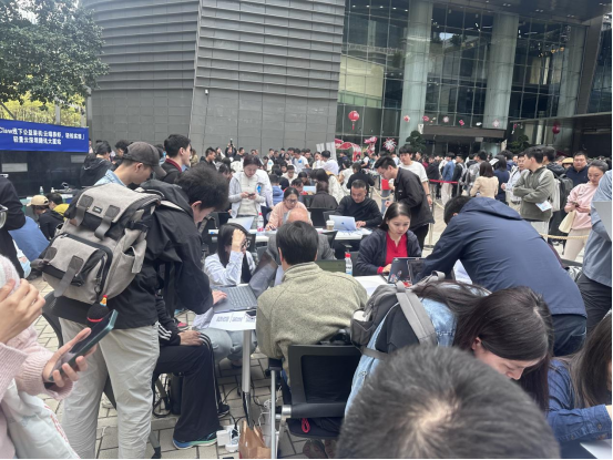 3月6日，腾讯为市民公益部署OpenClaw，深圳腾讯总部门口排起长队。