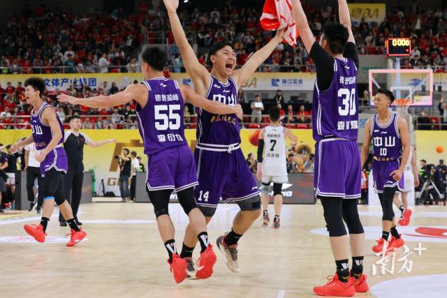 中山队客场挑战广州队，最终以86比83逆转取胜。南方+记者 姚志豪 郑新洽 张令 摄