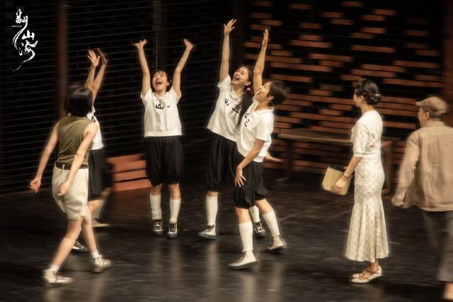 话剧《翻山海》海报。资料图片