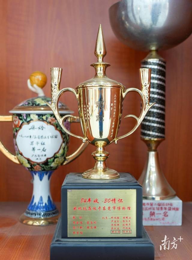 1984年的全国首届农民“丰收杯”篮球大赛上，东莞常平队代表广东出战夺得男篮冠军。图为大赛奖杯。南方+记者 王俊涛 摄