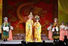 【大美广东·中印尼双语】(Bilingual Cina dan Indonesia)广州粤剧院以新组合、新剧目“绽放”粤西乡村舞台