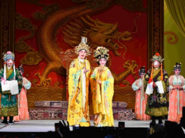 【大美广东·中印尼双语】(Bilingual Cina dan Indonesia)广州粤剧院以新组合、新剧目“绽放”粤西乡村舞台