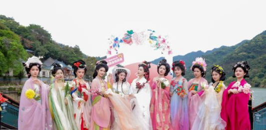 【大美广东·中印尼双语】(Bilingual Cina dan Indonesia)清远飞霞山这场花朝节,把整座山变成了“国风片场”