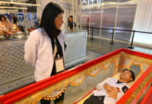 泰国“死亡节”:提前体验“躺棺材”,打破禁忌引导人们直面死亡