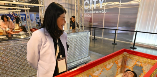 泰国“死亡节”:提前体验“躺棺材”,打破禁忌引导人们直面死亡