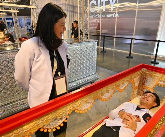 泰国“死亡节”:提前体验“躺棺材”,打破禁忌引导人们直面死亡